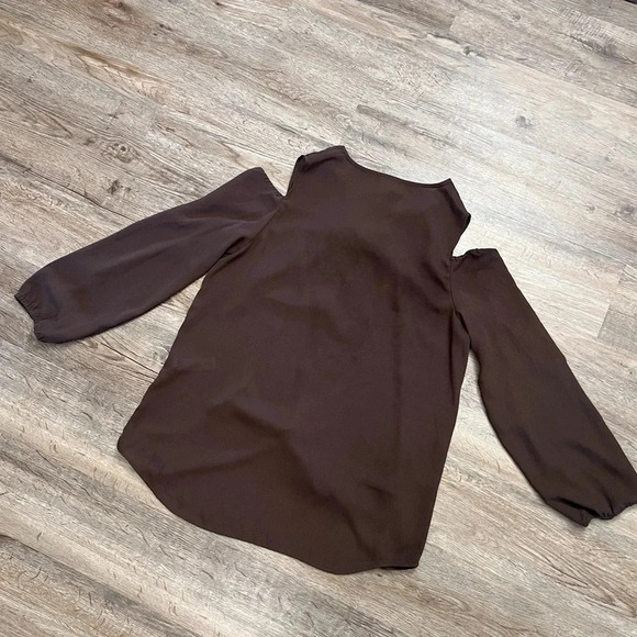 Chico’s • Cold Shoulder Long Sleeve Blouse - Picture 9 of 10